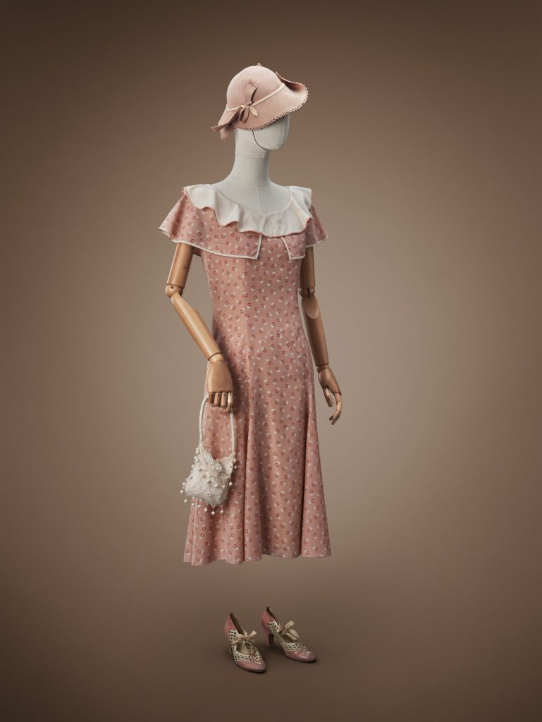 1930s Jeune femme robe de jour La compagnie du costume